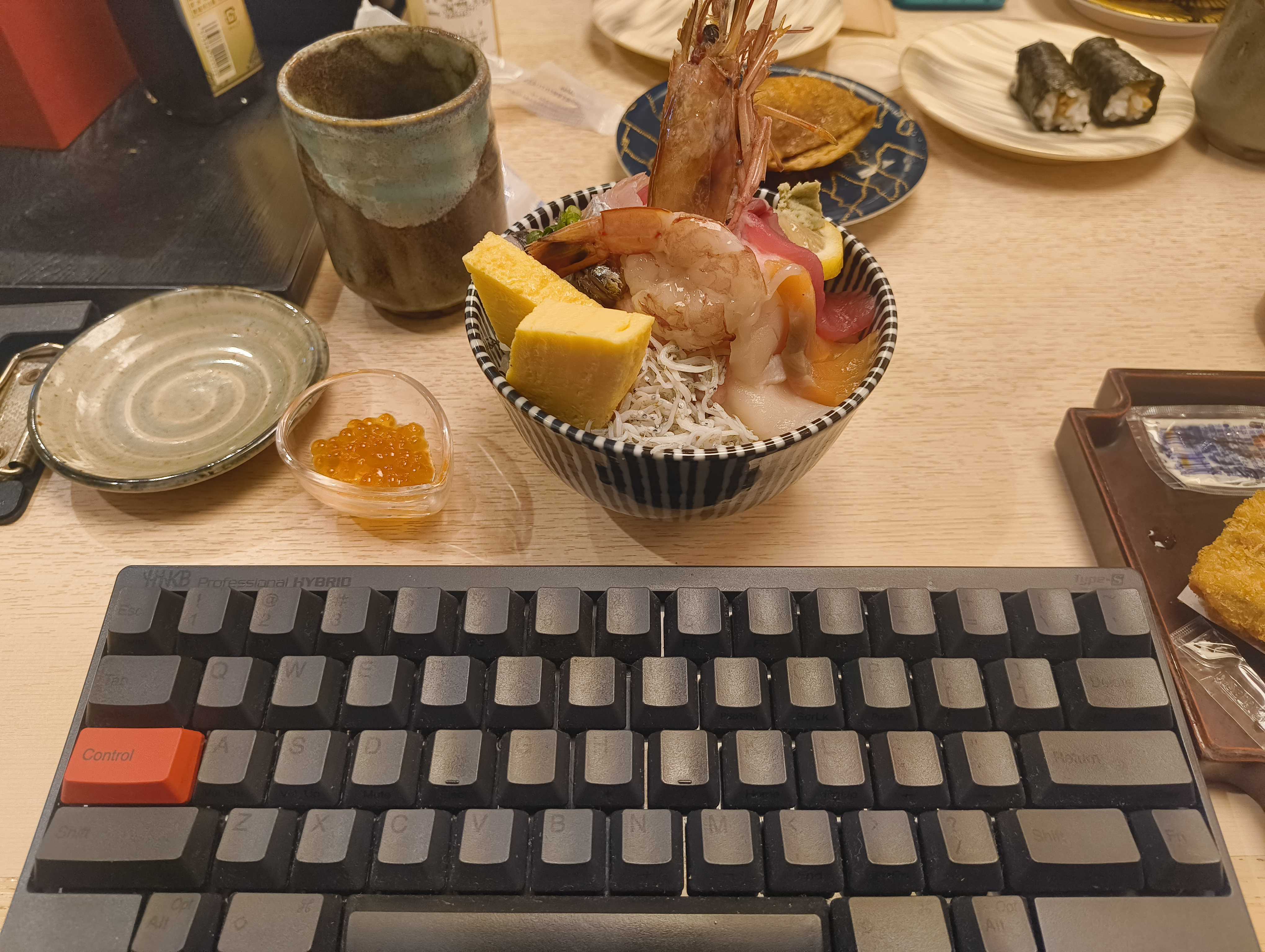 HHKBという原器と並べたときの海鮮丼